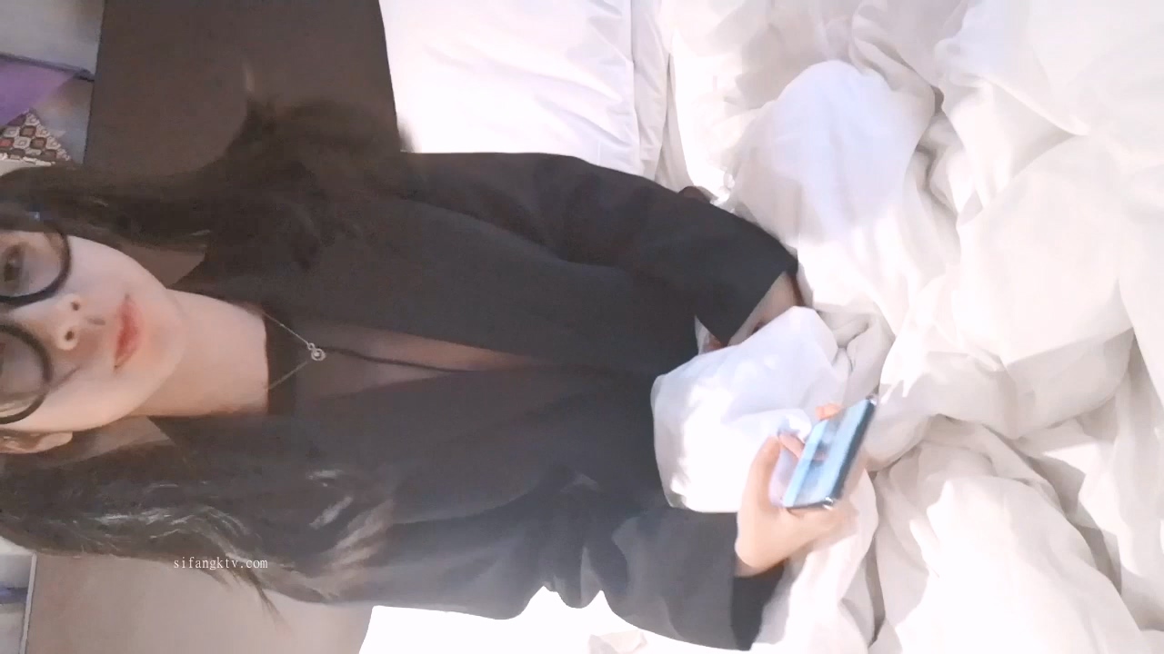 颜值逆天的大眼镜女高学妹性感黑丝连体袜服务金主爸爸被按在镜子前狠狠深操清纯的脸蛋简直不要太反差