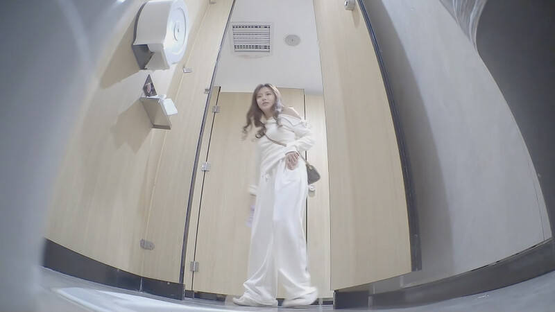 FF1七月最新魔手外购❤️精品厕拍高级夜总会女厕偷拍美女尿尿❤️前蹲气质美女和隔壁闺蜜说最近玩斗地主不怎么输