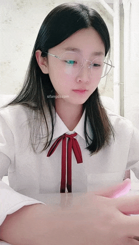 2024年12月，新人学生妹，【小肉肉】，一股清流，眼镜反差嫩妹，让人眼前一亮，初恋风纯欲脸大尺度全脱！